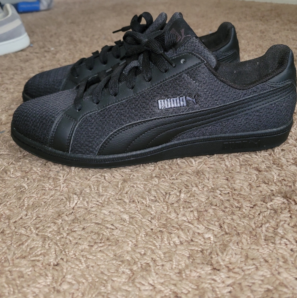 Black mesh Pumas size 10